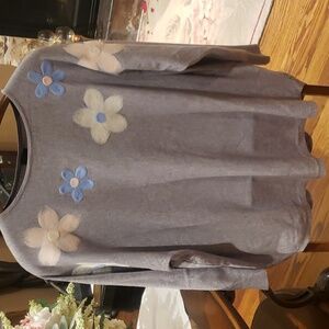 Nwt 1x Aaeda Gray Sweater with Floral Appliqué
